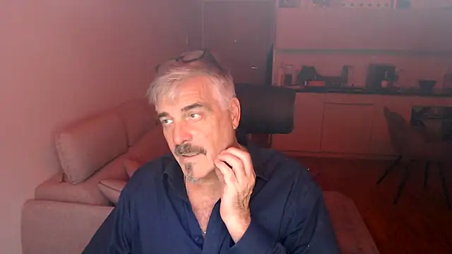 Snapshot of Buidapest chatting on 12.18.25 Buidapest online show from 12.18.25