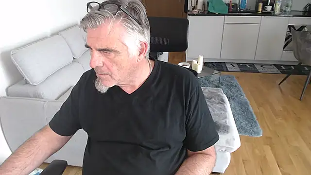 Buidapest online show from 04.17.26