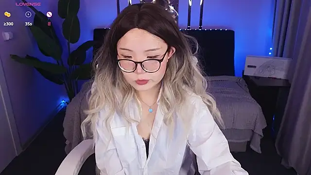 Erica Asti online show from 11.30.25