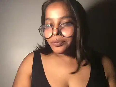 Snapshot of raveena_hot chatting on 12.20.25 raveena hot online show from 12.20.25