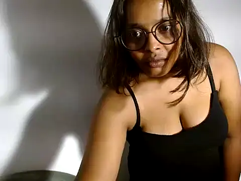 Snapshot of raveena_hot chatting on 12.21.25 raveena hot online show from 12.21.25
