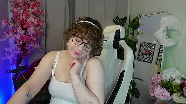 Snapshot of melissa___moore chatting on 11.21.25 melissa moore online show from 11.21.25