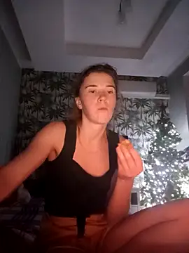 Snapshot of BarniLili chatting on 12.22.25 BarniLili online show from 12.22.25