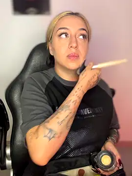 Snapshot of VeloraVyxen_ chatting on 11.30.25 VeloraVyxen online show from 11.30.25