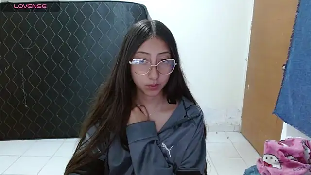 Snapshot of Nanylux chatting on 04.28.26 Nanylux online show from 04.28.26