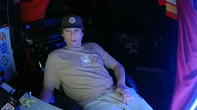 Snapshot of Bowerboi chatting on 11.24.25 Bowerboi online show from 11.24.25