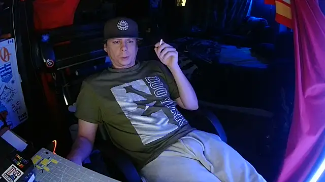 Snapshot of Bowerboi chatting on 11.25.25 Bowerboi online show from 11.25.25