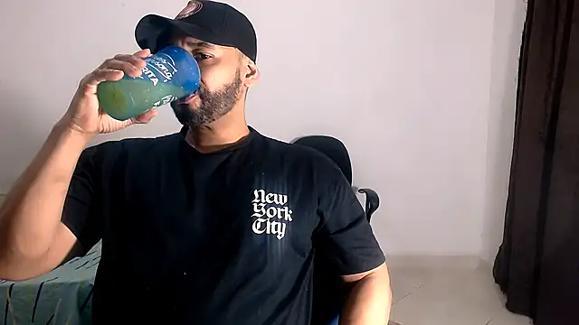 Snapshot of musclehetero chatting on 11.22.25 musclehetero online show from 11.22.25