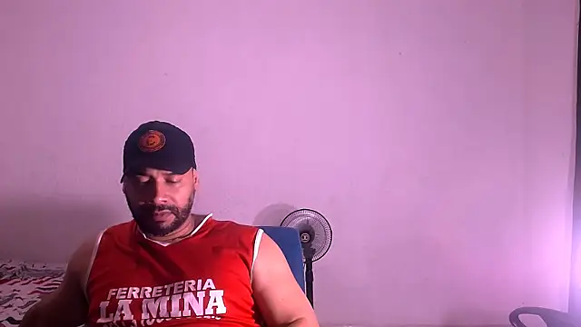 Snapshot of musclehetero chatting on 11.24.25 musclehetero online show from 11.24.25