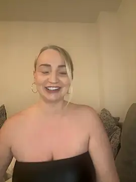BootyQueenApril online show from 11.29.25