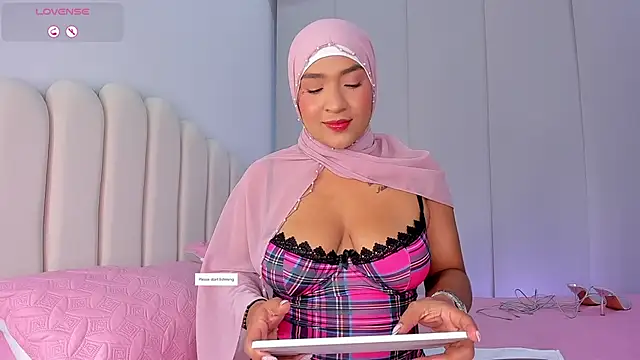 Snapshot of Amira-Zahra chatting on 06.17.26 Amira-Zahra online show from 06.17.26
