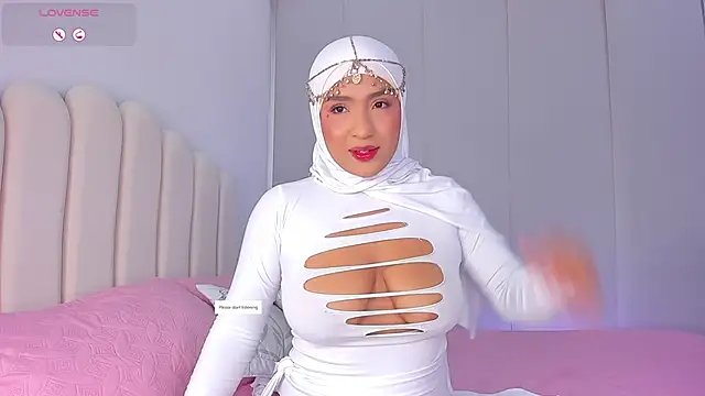 Snapshot of Amira-Zahra chatting on 06.26.26 Amira-Zahra online show from 06.26.26