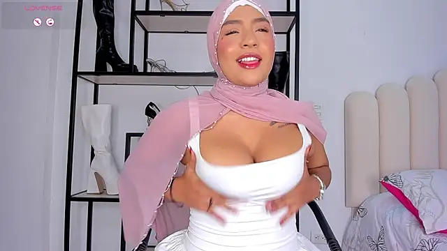 Snapshot of Amira-Zahra chatting on 07.22.26 Amira-Zahra online show from 07.22.26