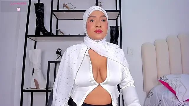 Snapshot of Amira-Zahra chatting on 07.23.26 Amira-Zahra online show from 07.23.26