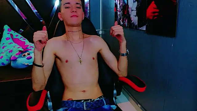 Snapshot of ErosWildBoy chatting on 12.04.25 ErosWildBoy online show from 12.04.25