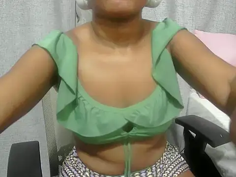 Snapshot of Cherrydollx chatting on 04.12.26 Cherrydollx online show from 04.12.26