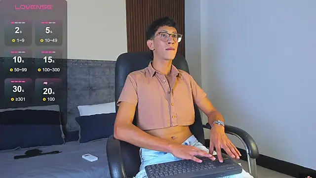 Snapshot of alan_bless18 chatting on 11.22.25 alan bless18 online show from 11.22.25