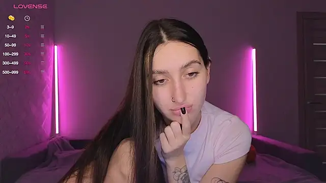 Snapshot of KikkyMi chatting on 11.21.25 KikkyMi online show from 11.21.25