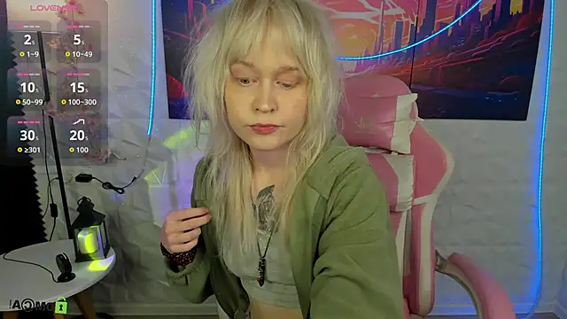 Snapshot of Eclipse_Auralis chatting on 11.30.25 Eclipse Auralis online show from 11.30.25