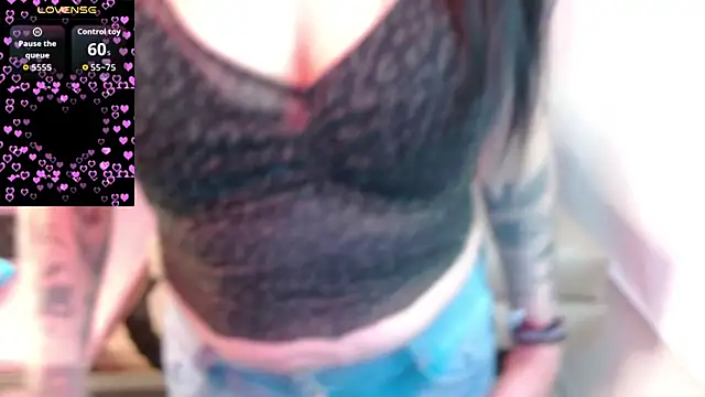 Snapshot of Roxanne_vale chatting on 05.04.26 Roxanne vale online show from 05.04.26