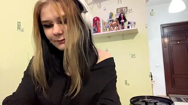 TraceeSchutt online show from 12.18.25