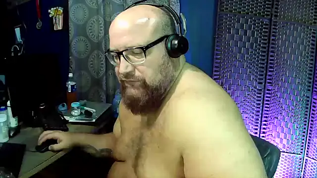 Snapshot of BigBearforCuddles chatting on 04.28.26 BigBearforCuddles online show from 04.28.26
