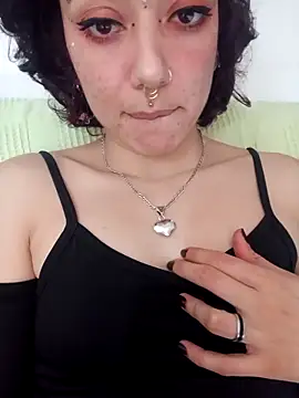 lunazapata03 online show from 11.24.25