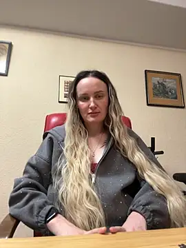 Snapshot of TomilaSi chatting on 11.26.25 TomilaSi online show from 11.26.25