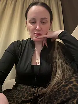 Snapshot of TomilaSi chatting on 04.25.26 TomilaSi online show from 04.25.26