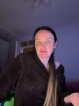 Snapshot of TomilaSi chatting on 04.29.26 TomilaSi online show from 04.29.26