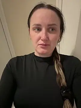 Snapshot of TomilaSi chatting on 05.18.26 TomilaSi online show from 05.18.26