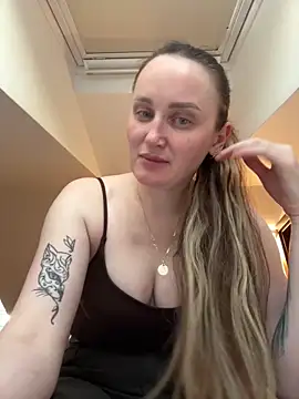 Snapshot of TomilaSi chatting on 05.29.26 TomilaSi online show from 05.29.26
