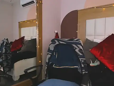 Snapshot of MilaFoxxy chatting on 12.02.25 MilaFoxxy online show from 12.02.25