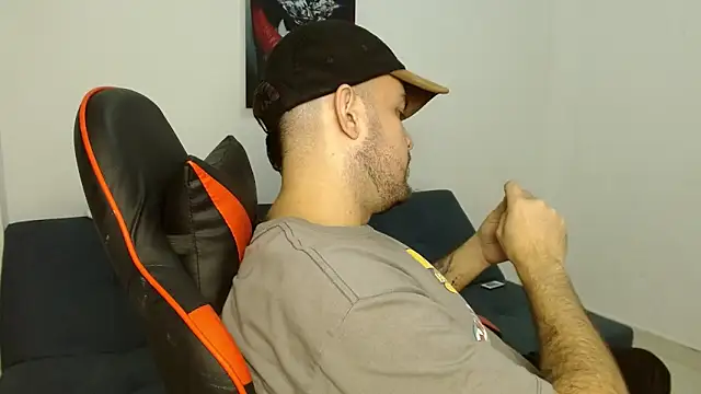 Snapshot of holegape chatting on 06.15.26 holegape online show from 06.15.26