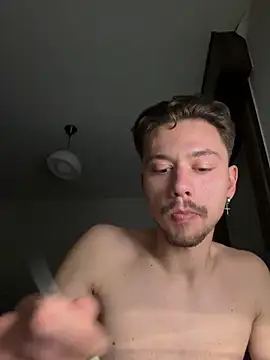 Snapshot of LEODR25 chatting on 11.25.25 LEODR25 online show from 11.25.25