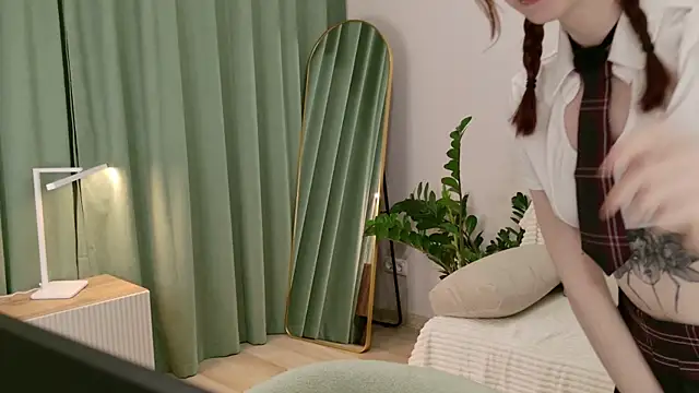 Snapshot of eva_aria chatting on 12.04.25 eva aria online show from 12.04.25