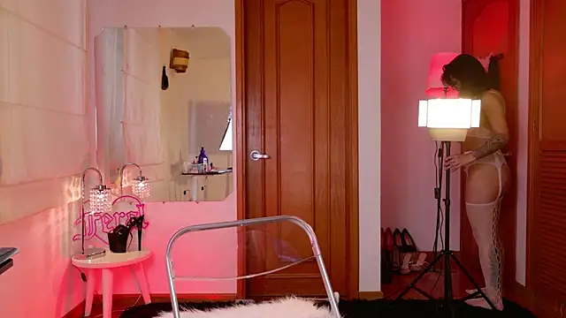 Rue Bellafire online show from 04.17.26