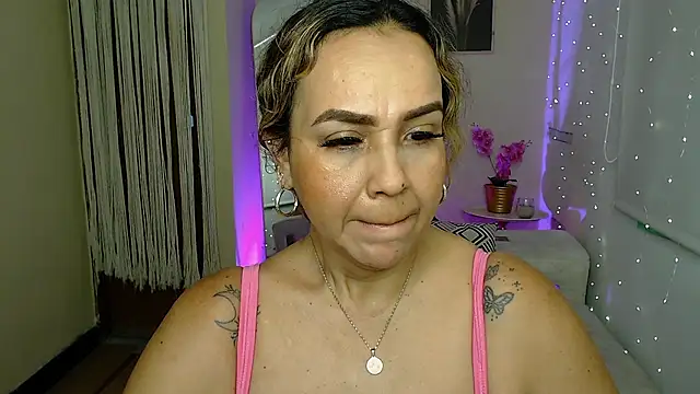 Snapshot of Aunty_milf chatting on 07.06.26 Aunty milf online show from 07.06.26
