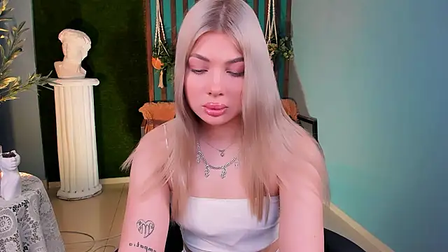 Snapshot of HyileyClark chatting on 02.03.26 HyileyClark online show from 02.03.26