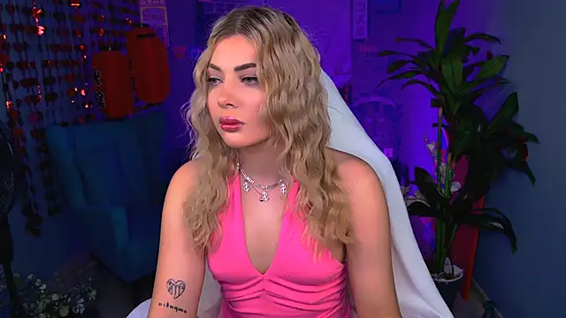 Snapshot of HyileyClark chatting on 02.22.26 HyileyClark online show from 02.22.26