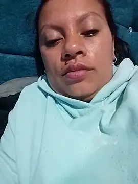 Snapshot of daphne-glow chatting on 12.19.25 daphne-glow online show from 12.19.25