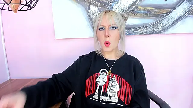 Snapshot of samanta-fox chatting on 12.01.25 samanta-fox online show from 12.01.25