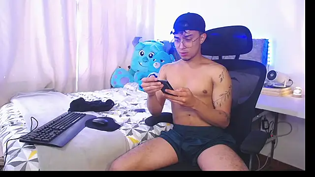 Snapshot of Thyler_west23 chatting on 11.27.25 Thyler west23 online show from 11.27.25