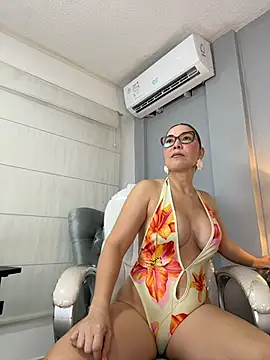 Snapshot of AnnaJaimes chatting on 06.20.26 AnnaJaimes online show from 06.20.26