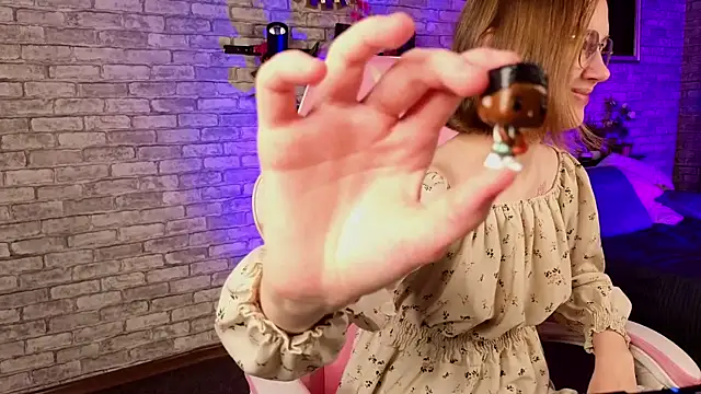 Mia Mooore online show from 12.05.25