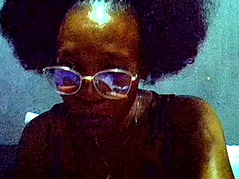 Snapshot of PreettyTee chatting on 04.12.26 PreettyTee online show from 04.12.26