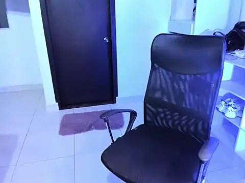 Snapshot of cristina697 chatting on 12.18.25 cristina697 online show from 12.18.25