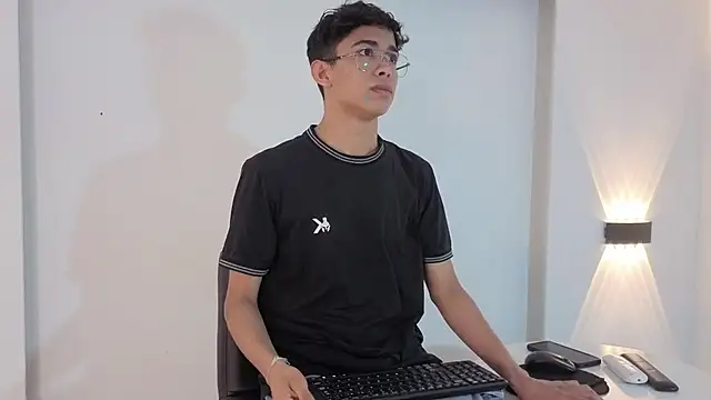 Snapshot of CharmingJeremy_ chatting on 12.01.25 CharmingJeremy online show from 12.01.25