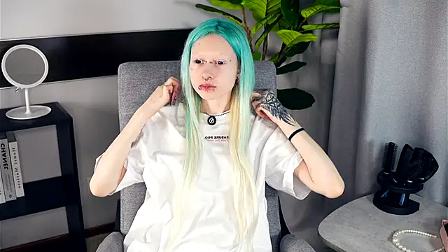 Snapshot of RendaBacke chatting on 12.04.25 RendaBacke online show from 12.04.25