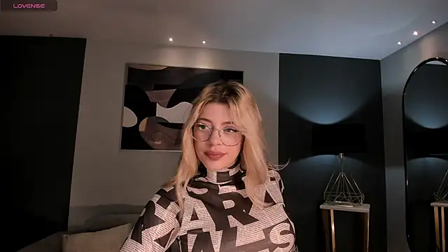 Snapshot of MadisonKane chatting on 11.12.25 MadisonKane online show from 11.12.25